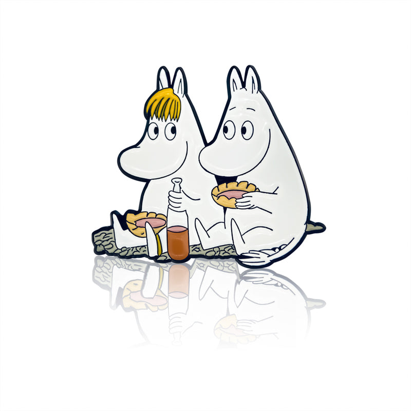 Moomin Enamel Pin Badge - Moomin and Snorkmaiden Eating Dinner